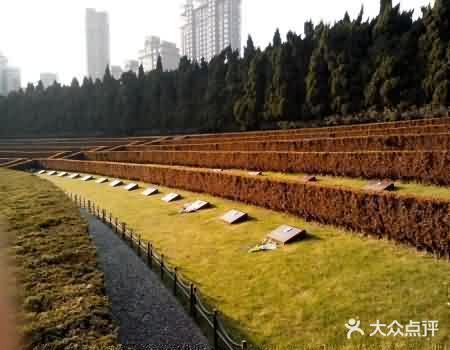 加大力度，在殡葬教育和殡葬科技上走在前