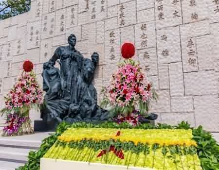 放置于人骨和棺床周围